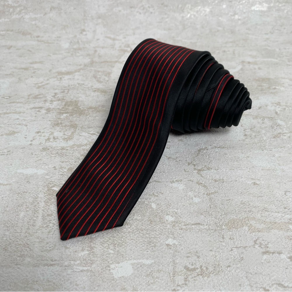 Sarar Interview Black Red Stripe Tie